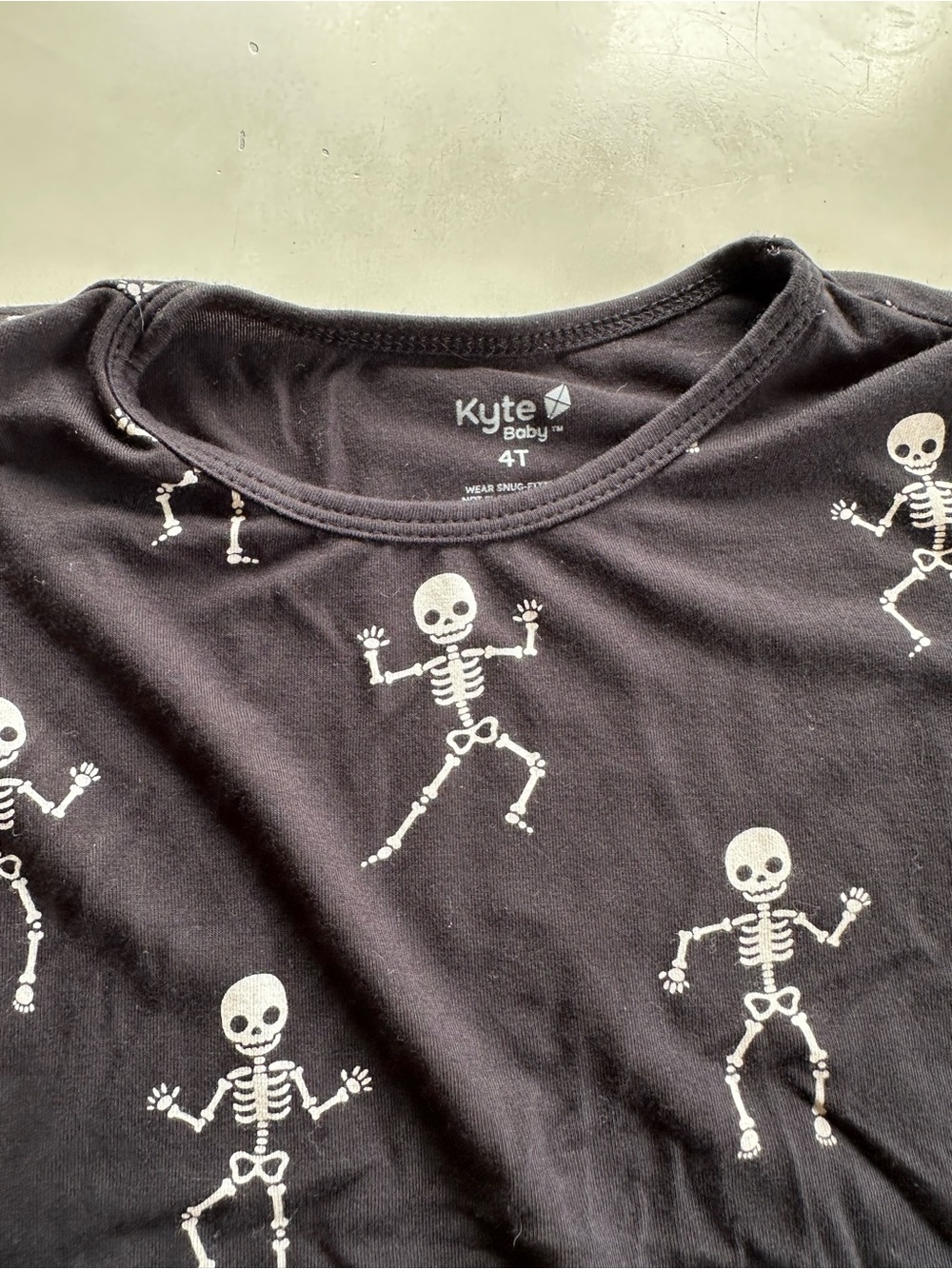 Kyte Baby long sleeve pajama set in dancing skeletons size 4T - Halloween - Picture 2 of 8